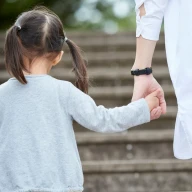 Dziewczynka trzymająca mamę za rękę